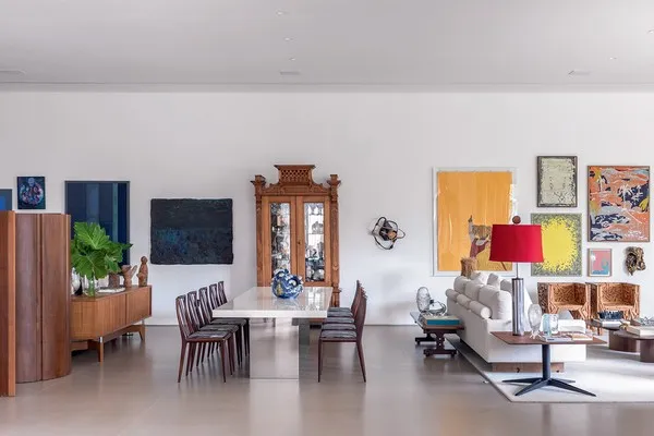 man using daylight therapy lamp jetlag recovery