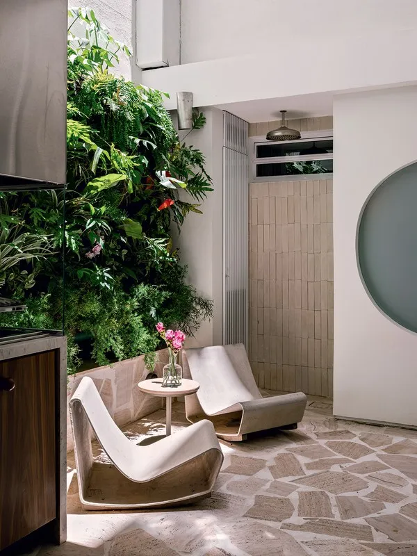 job application frustrated candidate desk german office