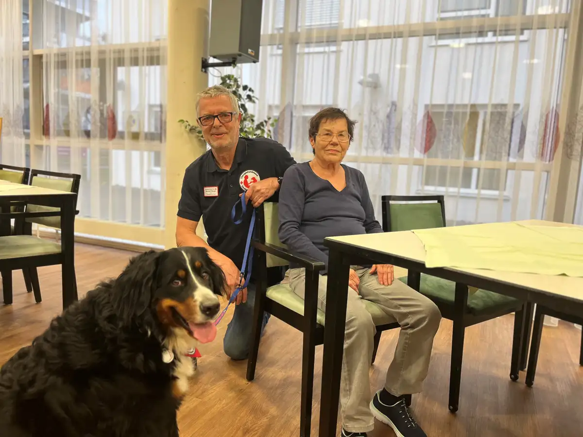 Paar diskutiert am Tisch, jeder schaut in eine andere Richtung, ernste Stimmung