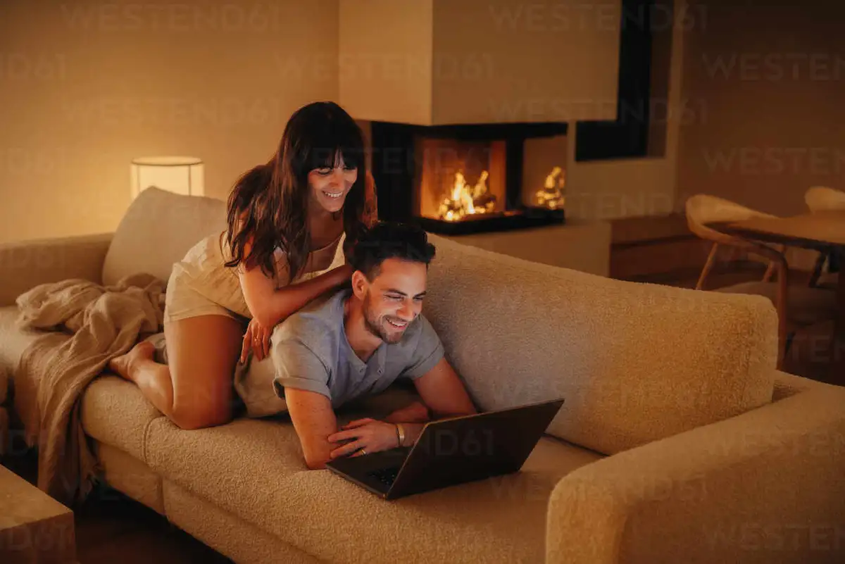 paar kommuniziert lächelnd im wohnzimmer