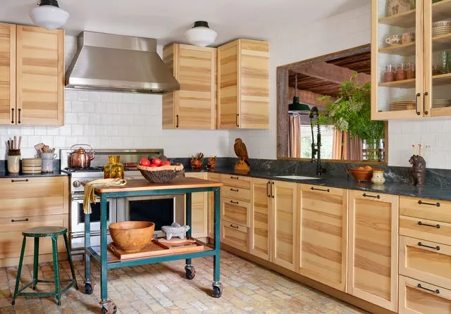 young adult learning with flashcards in everyday setting