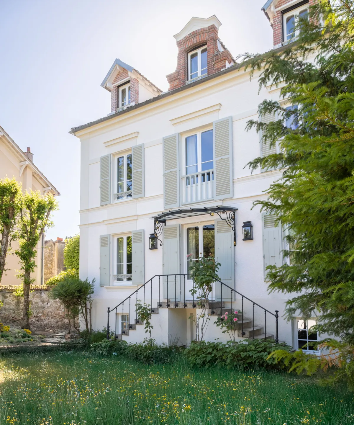 senior couple using a tablet at home, bright atmosphere