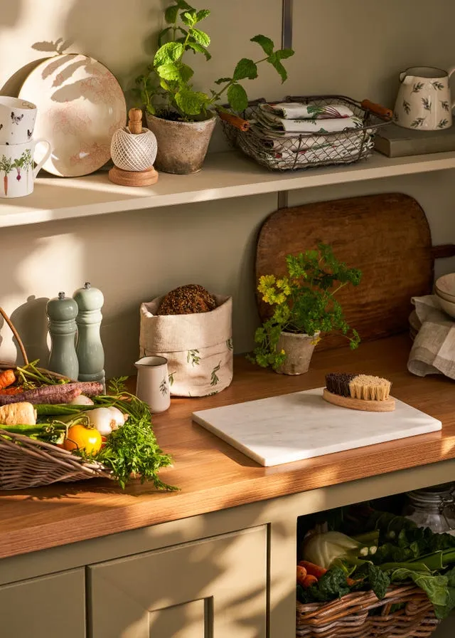 hotel room reality vs marketing photo berlin