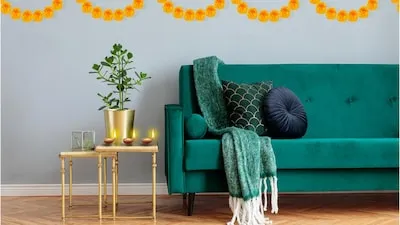 young adult learning on smartphone microlearning