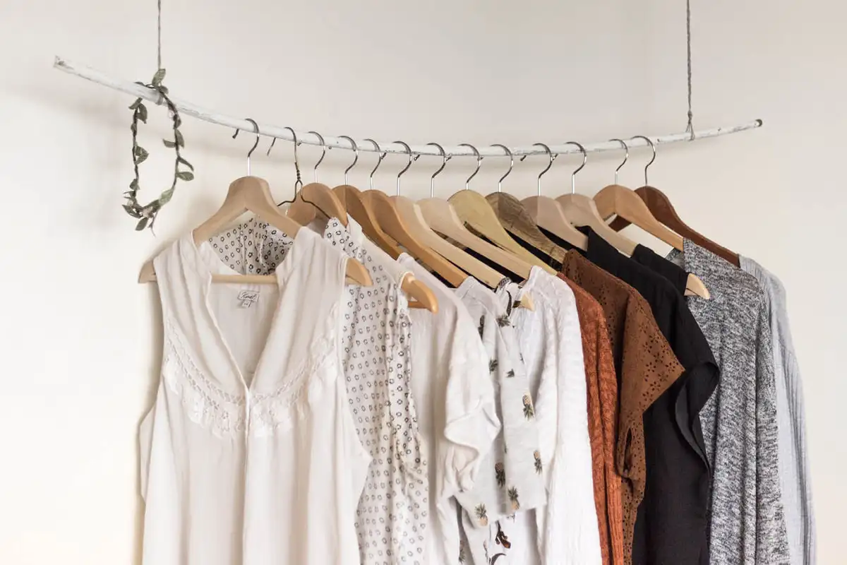 minimalistisches shopping sparen kleidung auswahl bewusst kaufen