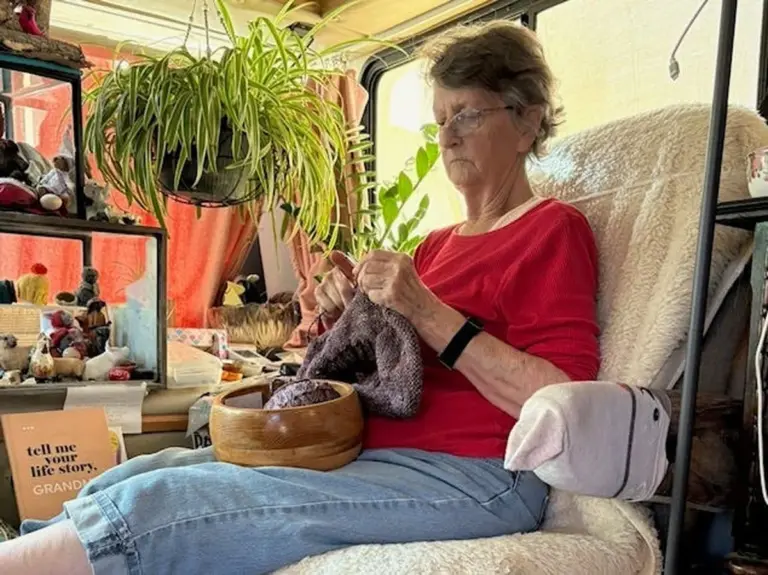 Alte Dame (81) kündigt Haus – und findet Trost in diesem "Teekanne"-Wohnmobil