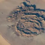 Das Geheimnis der kreisförmigen Gebirgskette in der Sahara