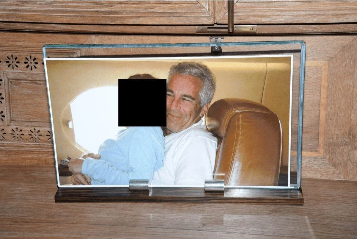 Das Justizministerium schwärzt Details: Dieses eine Foto aus den Epstein-Akten zeigt, wer wirklich dabei war - image 1