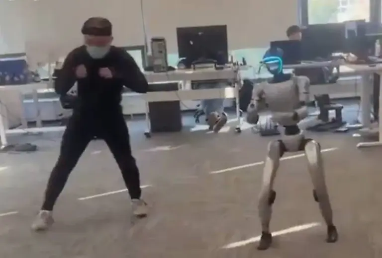 Dieser humanoide Roboter traf ihn *genau* dort – und Musk lacht hysterisch