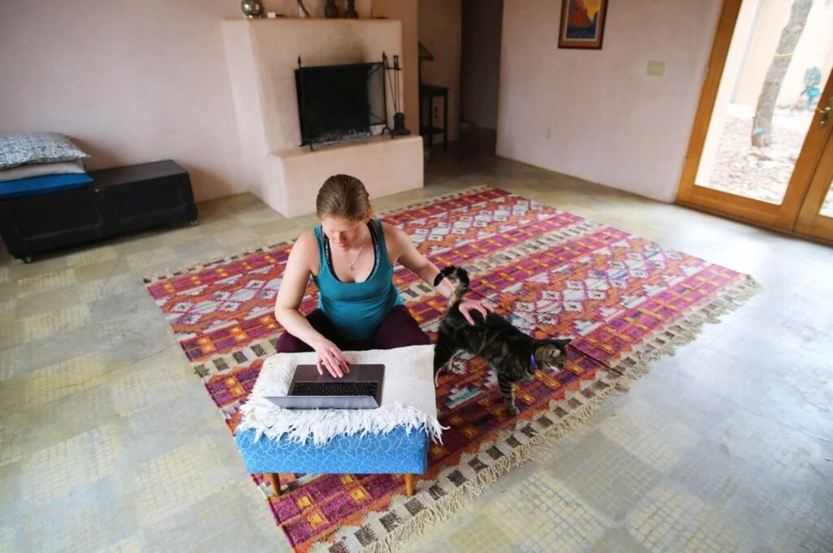 Darum werfen Sie Ihre Couch weg: Was passiert, wenn Sie freiwillig auf dem Boden wohnen - image 2