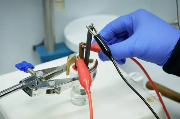 Diese Batterie-Chemie vernichtet 94% der "Ewigkeits-Chemikalien" im Wasser