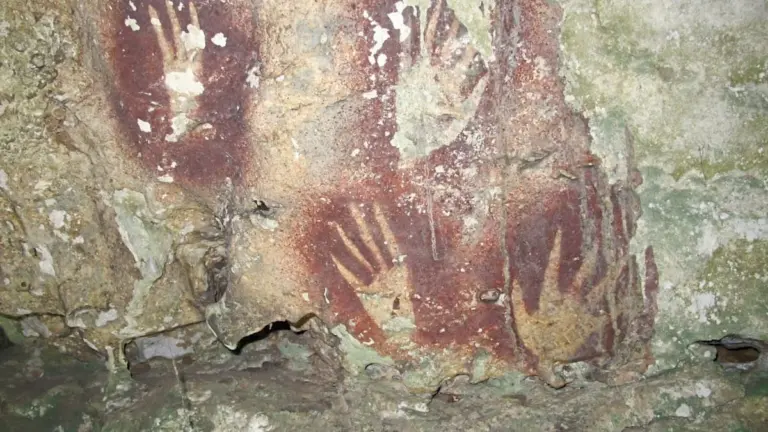 Dieser 67.800 Jahre alte Handabdruck verändert alles, was wir über Kunst glauben