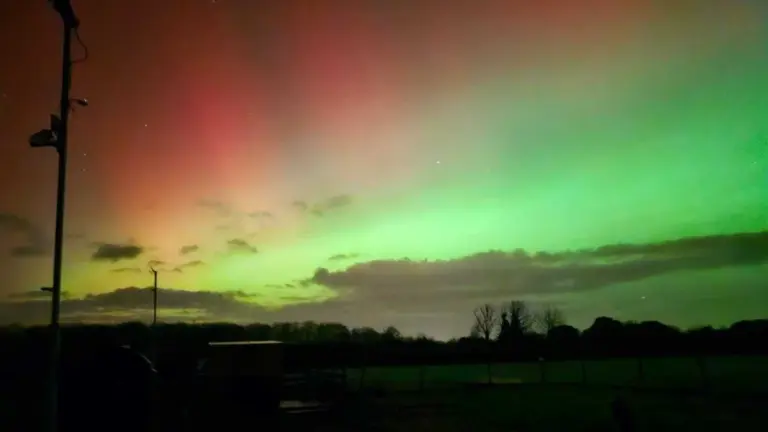 Dieser Blitz-Ausbruch aus der Sonne lässt den Himmel über Irland tanzen – und jeder hat es verpasst