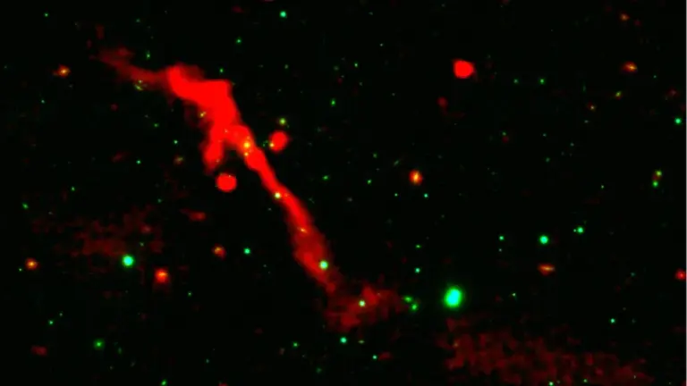 Du glaubst, schwarze Löcher sind passiv? Dieses Ding ist gerade nach 100 Millionen Jahren aufgewacht.