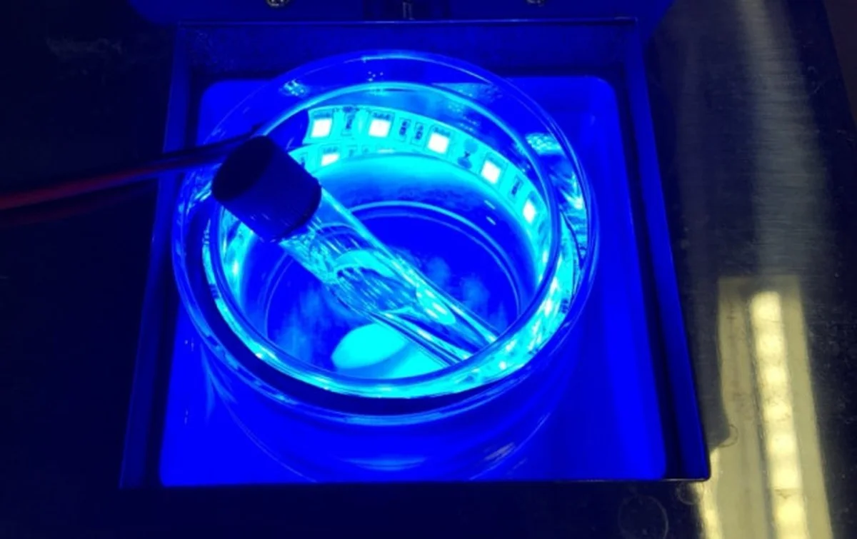 Forscher schaffen Sensation: Komplexe Moleküle nur mit Eisen und blauem Licht – Seltenerdmetalle irrelevant?