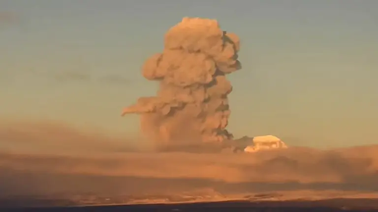 Schock über Kamtschatka: Warum diese 9000-Meter-Aschewolke nicht nur die Russen betrifft