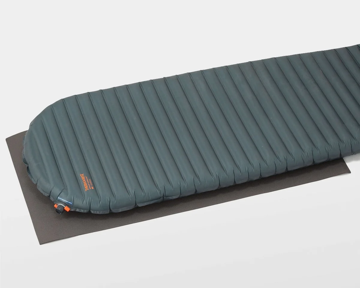 Sie schlafen auf Campingmatten und leben ohne Möbel: Das ist der krasse körperliche Effekt - image 2