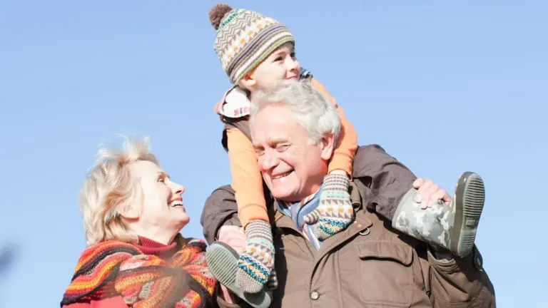 Oma und Opa halten länger durch, weil sie DAS tun – und es ist nicht Kreuzworträtseln.