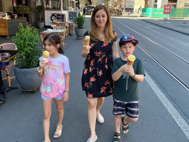 Dein Erziehungsstil ist falsch: Was Mütter in der Schweiz seit Jahren besser machen.