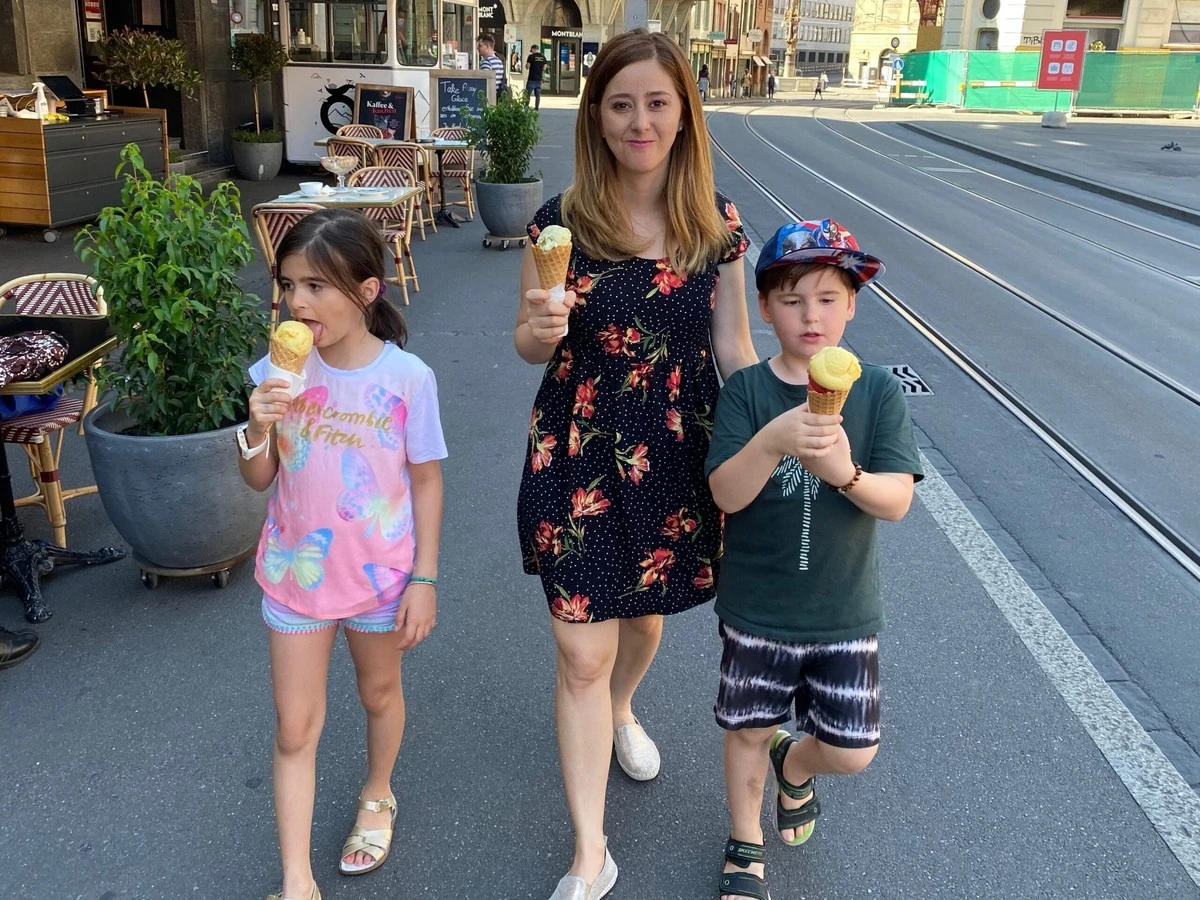 Dein Erziehungsstil ist falsch: Was Mütter in der Schweiz seit Jahren besser machen.