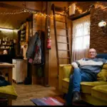 Diese 60-Jährigen sind das Haus los – und lachen über ihre Nachbarn mit Hypotheken