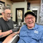 Diese 84-jährige Veteranen-Legende hat sich tätowieren lassen – und das steckt hinter der überraschenden Freundschaft