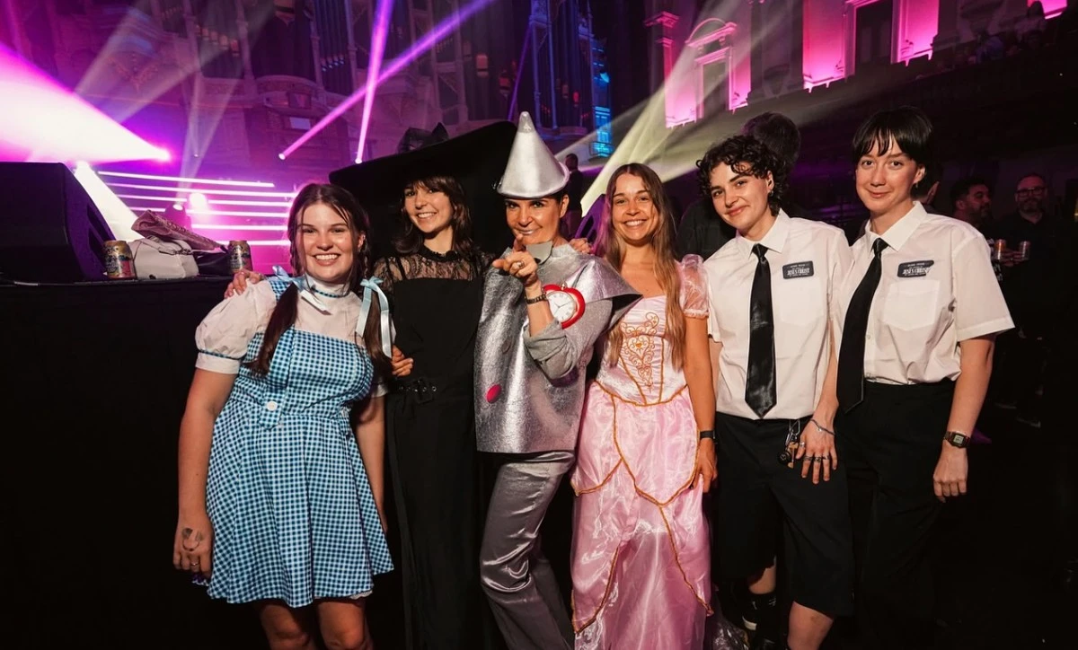 Meine Teenager-Töchter gehen mit mir im Club auf die Bühne – und das ist die dunkle Wahrheit dahinter