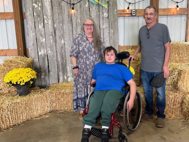 Mit 74 im Wohnmobil: Dieses Rentnerpaar zieht behinderten Enkel auf – und bricht alle Regeln