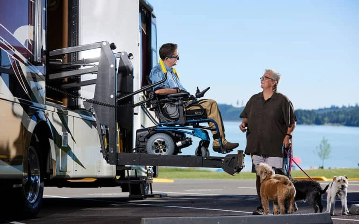 Mit 74 im Wohnmobil: Dieses Rentnerpaar zieht behinderten Enkel auf – und bricht alle Regeln - image 2