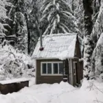 Sein Haus wurde ausgeraubt – dann kaufte er für 7500 Dollar DIESE Hütte und kündigte seinen Job