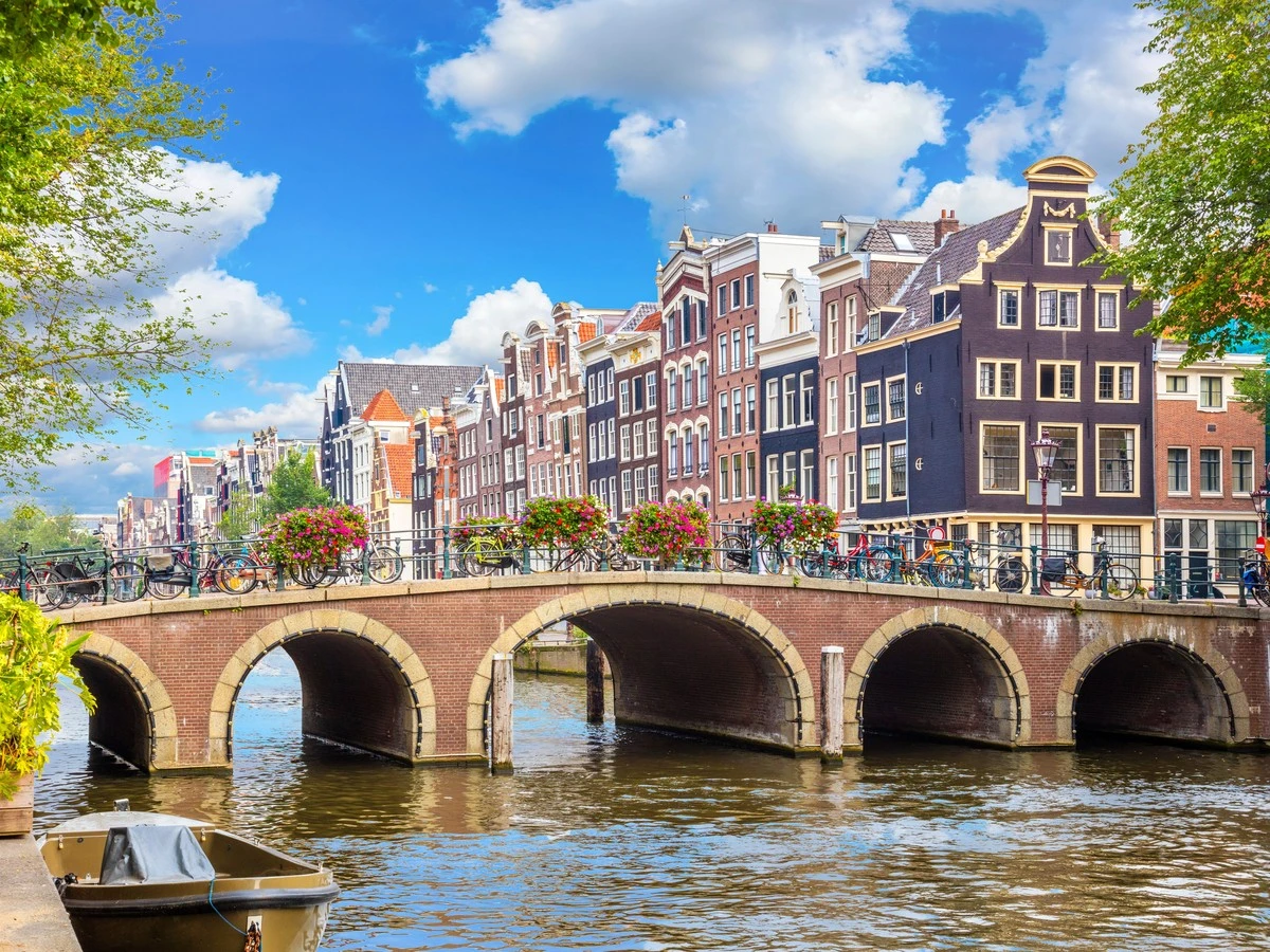 US-Renten schmelzen: Darum fliehen Frauen ab 50 jetzt nach Europa - image 2