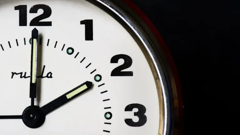 Vergessen Sie den Wecker: Die Stunde, die uns 2026 echt weh tut, kommt früher als gedacht