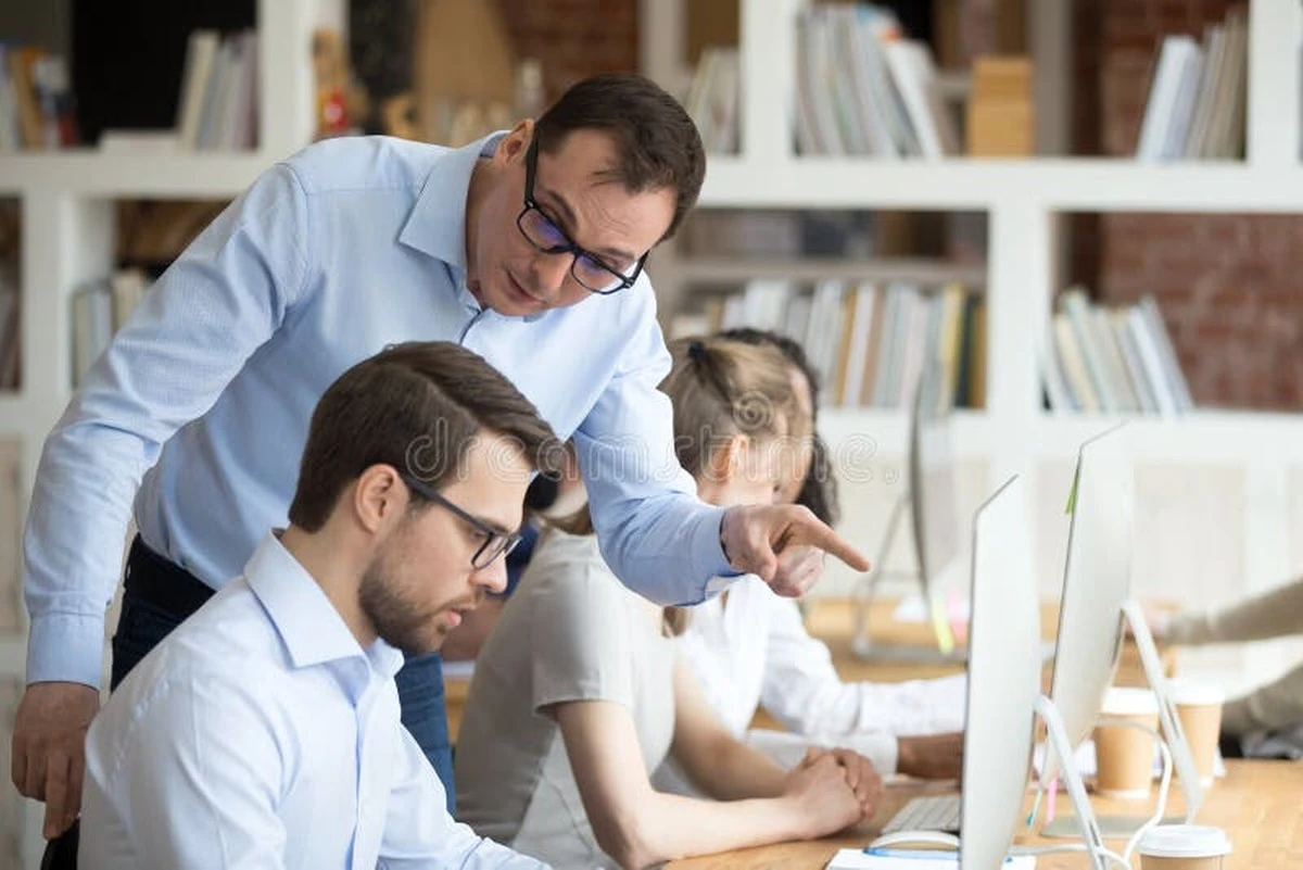 Warum dein Chef dich hasst, wenn du im Meeting weinst – der ungeschminkte Job-Code - image 2