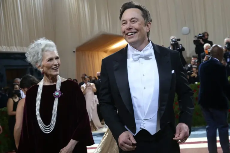 Was Elon Musk wirklich im Bad versteckt: Seine Mutter enthüllt das verblüffendste Detail seines Milliarden-Imperiums