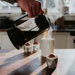 Wer diesen einen Zusatz in den Kaffee kippt, verschenkt das beste Anti-Aging-Geheimnis