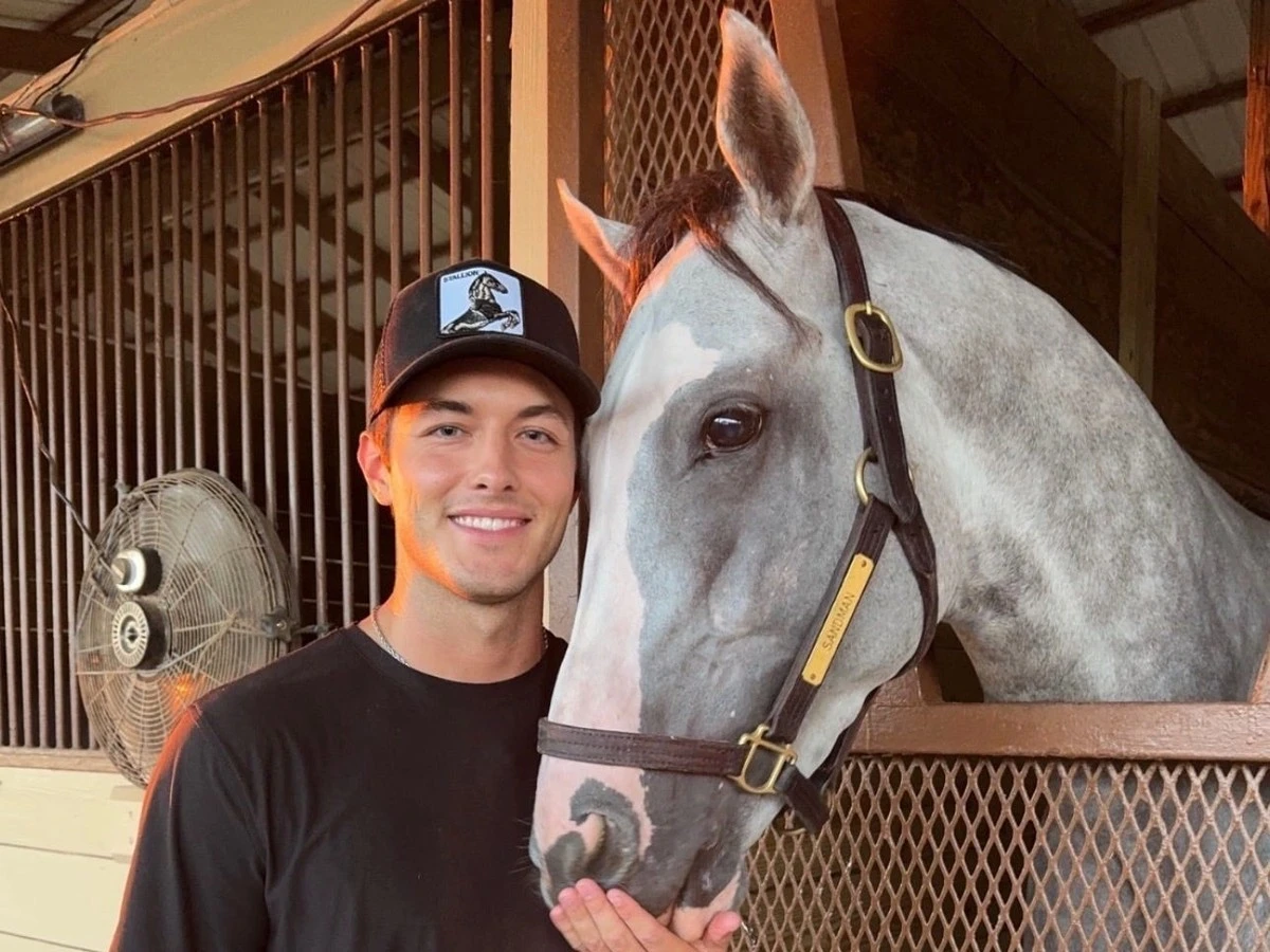 Wie dieser 26-JÄHRIGE mit Rennpferden 25.000 $ verdiente – und was das mit Ihrem Bankkonto zu tun hat
