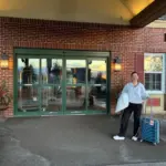 Betrügt sie ihren Partner? Nein, sie bucht heimlich das Hotelzimmer