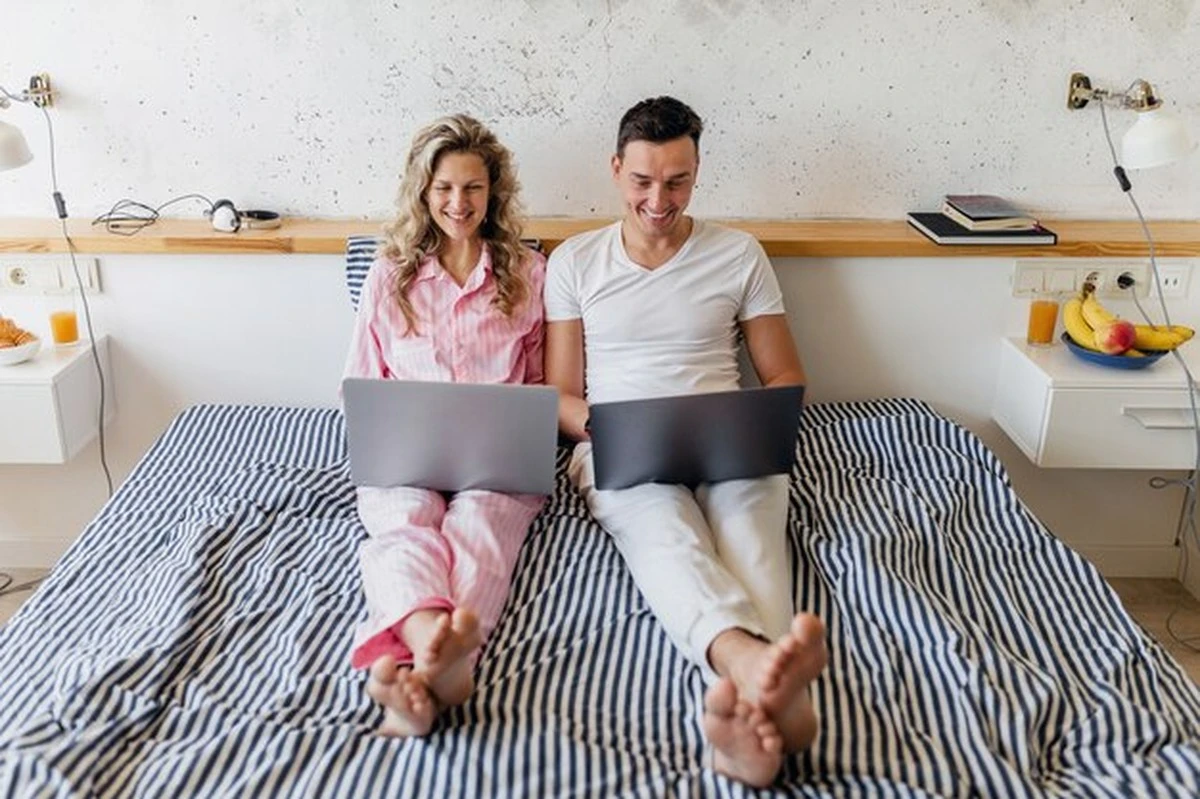 Betrügt sie ihren Partner? Nein, sie bucht heimlich das Hotelzimmer - image 1