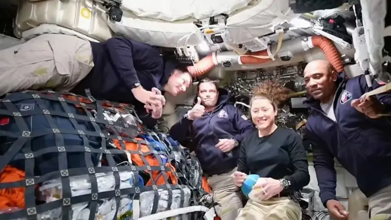 Die NASA schwieg: Darum musste die Artemis-2 Crew kurz nach dem Start auf den Notfall-Beutel am Mond-WC.