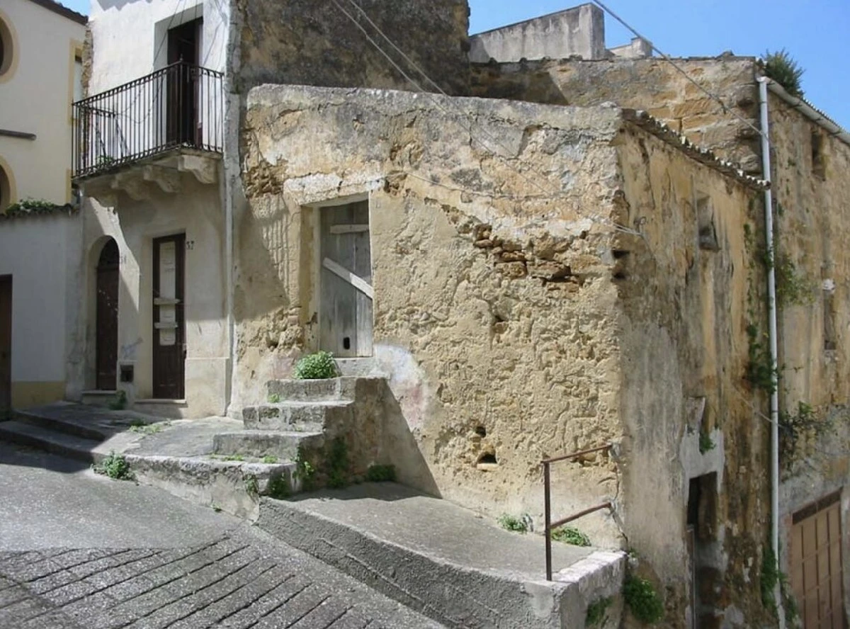 Dieses 27.000-Euro-Haus in Sizilien verbirgt einen Verrat, den Sie aus Amerika kennen. - image 1