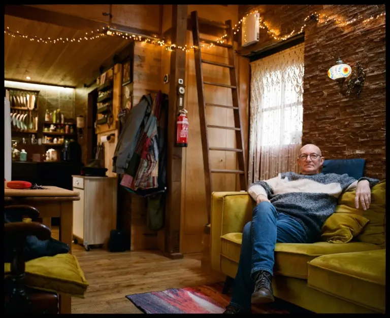 Mit 60+ das Haus verkauft: Das eine Ding, das Rentner am Tiny House lieben – und der stille Nachteil