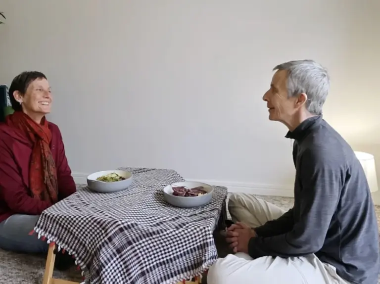 Sieben Jahre ohne Sofa und Bett: Warum dieser Verzicht uns körperlich fitter macht