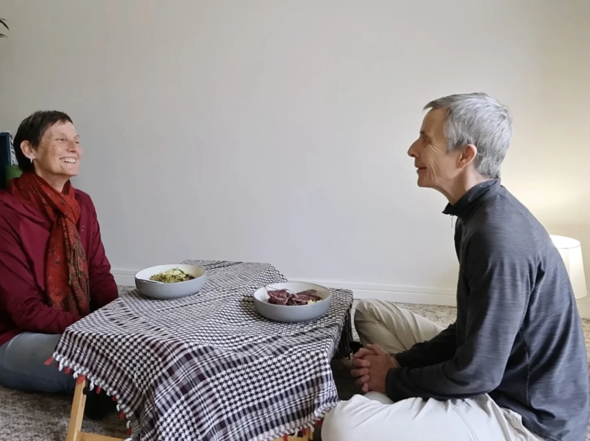 Sieben Jahre ohne Sofa und Bett: Warum dieser Verzicht uns körperlich fitter macht