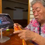 Sie ist 80 und kann kaum schreiben – doch dieses Handy-Drama macht sie süchtig