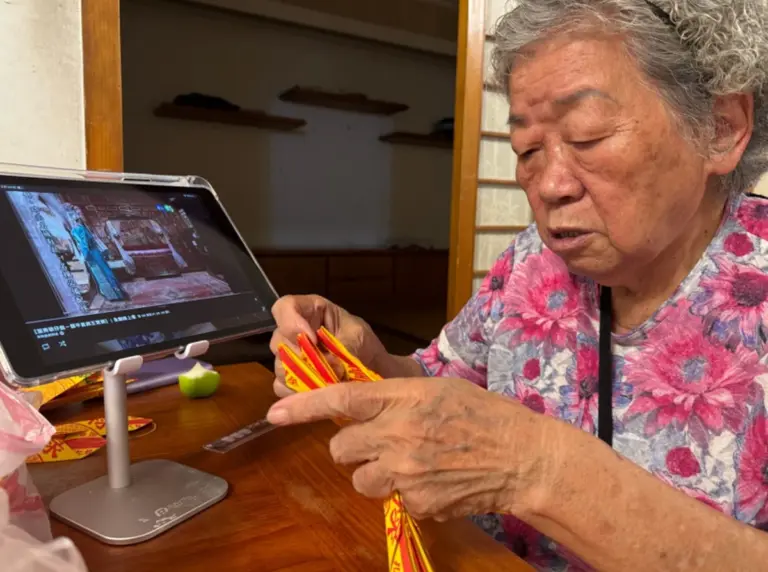 Sie ist 80 und kann kaum schreiben – doch dieses Handy-Drama macht sie süchtig