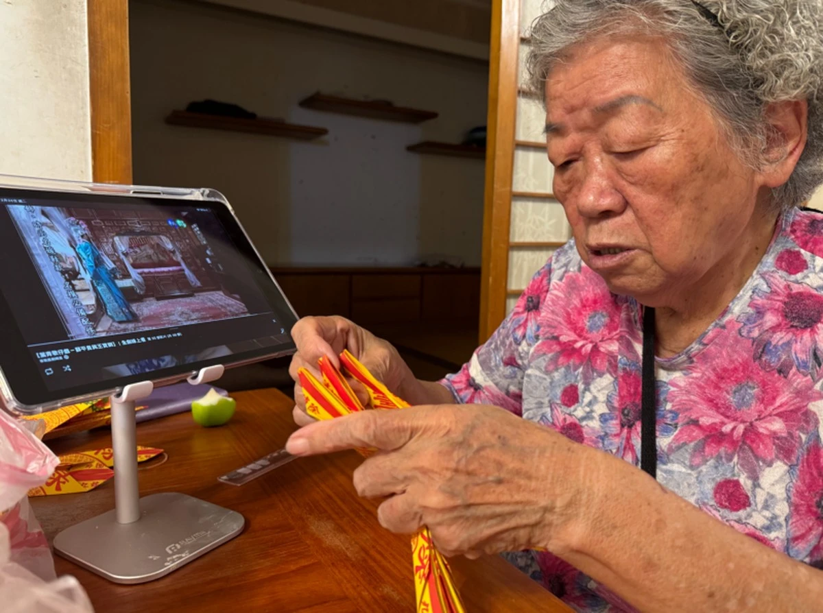 Sie ist 80 und kann kaum schreiben – doch dieses Handy-Drama macht sie süchtig