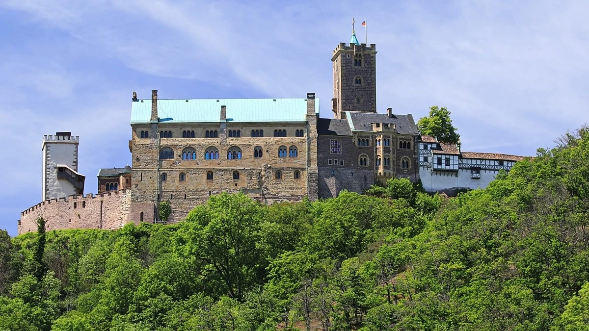 Warum dieser Hobby-Archäologe die alte Burg einfach wieder